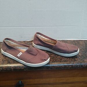 Toms Girl's shoes Sz Y2.  These are their classic slip ons.